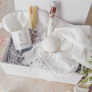 Luxury gift box Pamper items Bath bombs candle face masks. Curated pamper hamper gift box, The perfect self-care gift luxurious gift box, Spa essentials Gift box for her Recovery gift box Mothers day gift Bridal gift